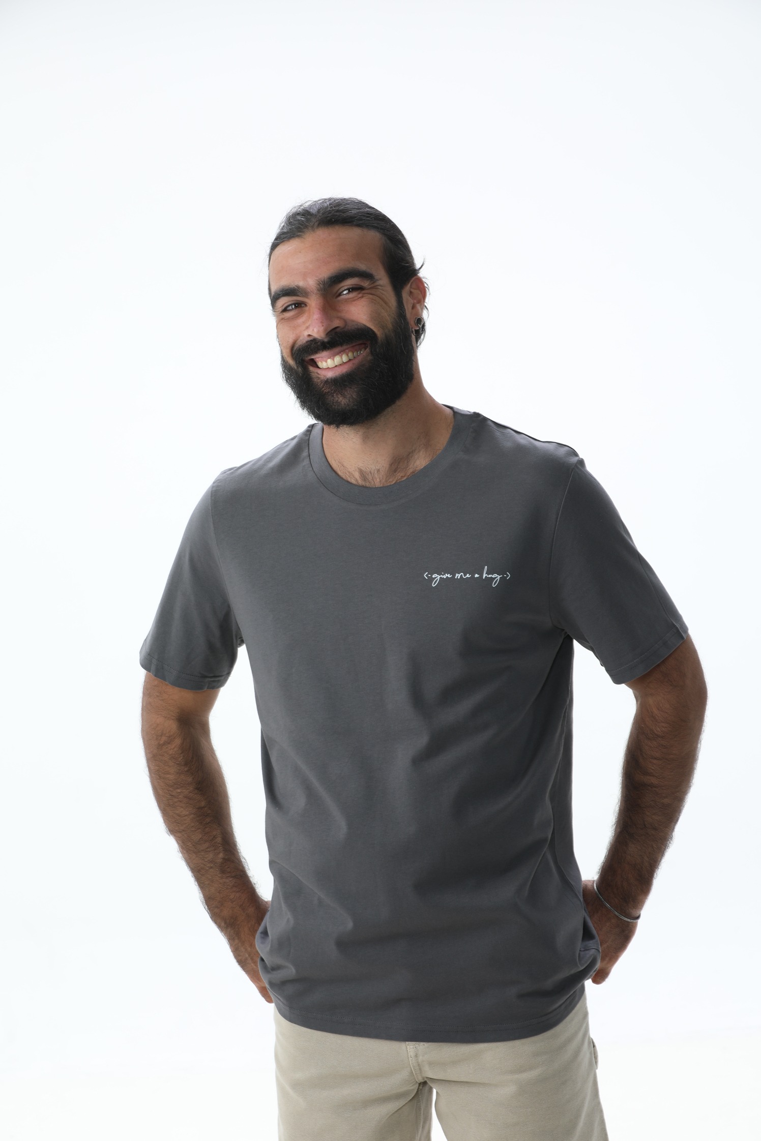 T-SHIRT UNISEXE – GIVE ME A HUG (ÉDITION ANTHRACITE & LOGO BLANC) – Image 2