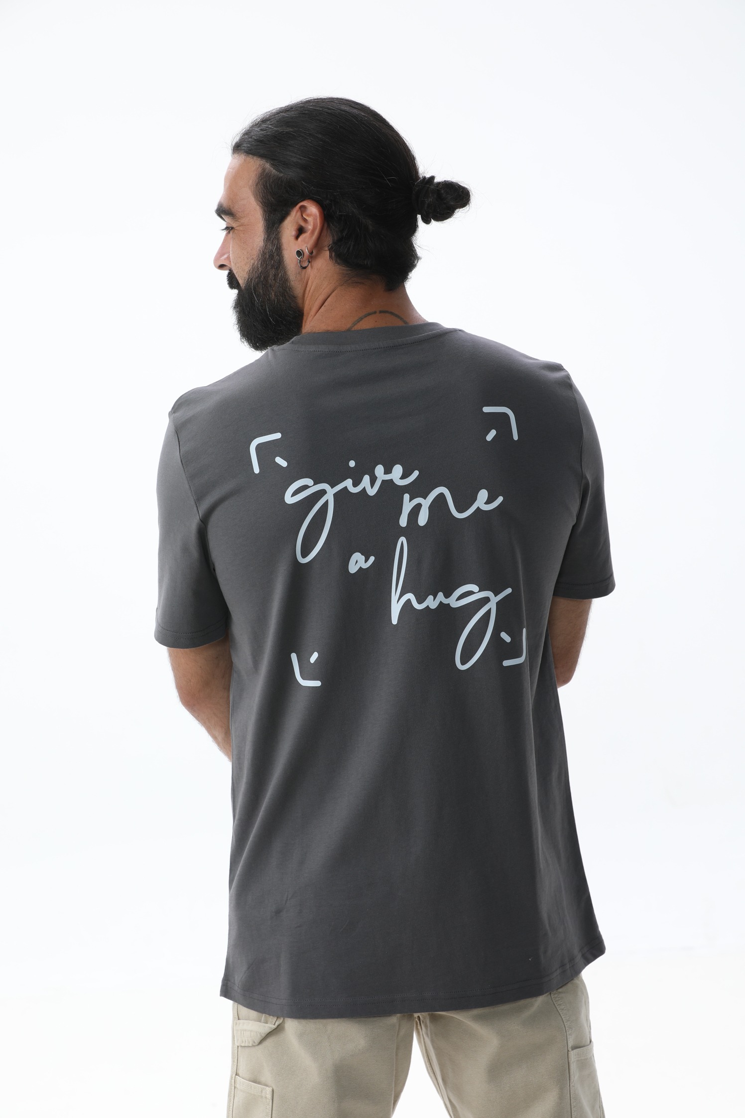 T-SHIRT UNISEXE – GIVE ME A HUG (ÉDITION ANTHRACITE & LOGO BLANC) – Image 3