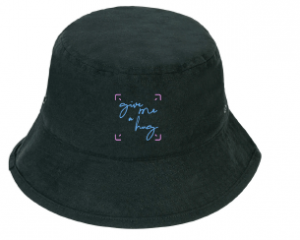 BOB UNISEXE – GIVE ME A HUG (ÉDITION CARRE NOIR & LOGO BLEU & ROSE)