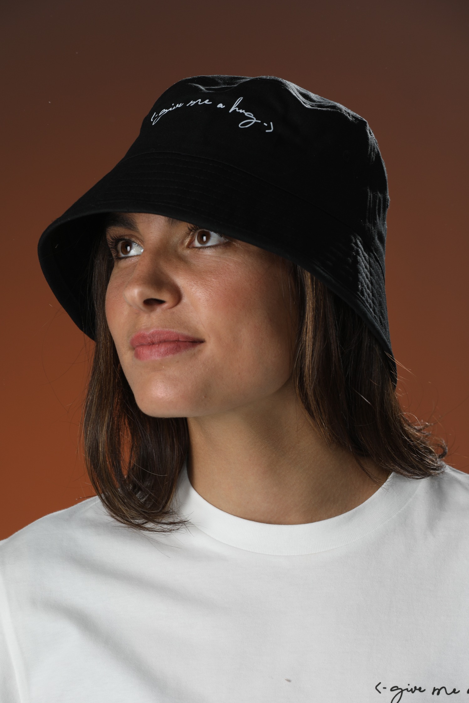 BOB UNISEXE – GIVE ME A HUG (ÉDITION NOIR & LOGO BLANC) – Image 3