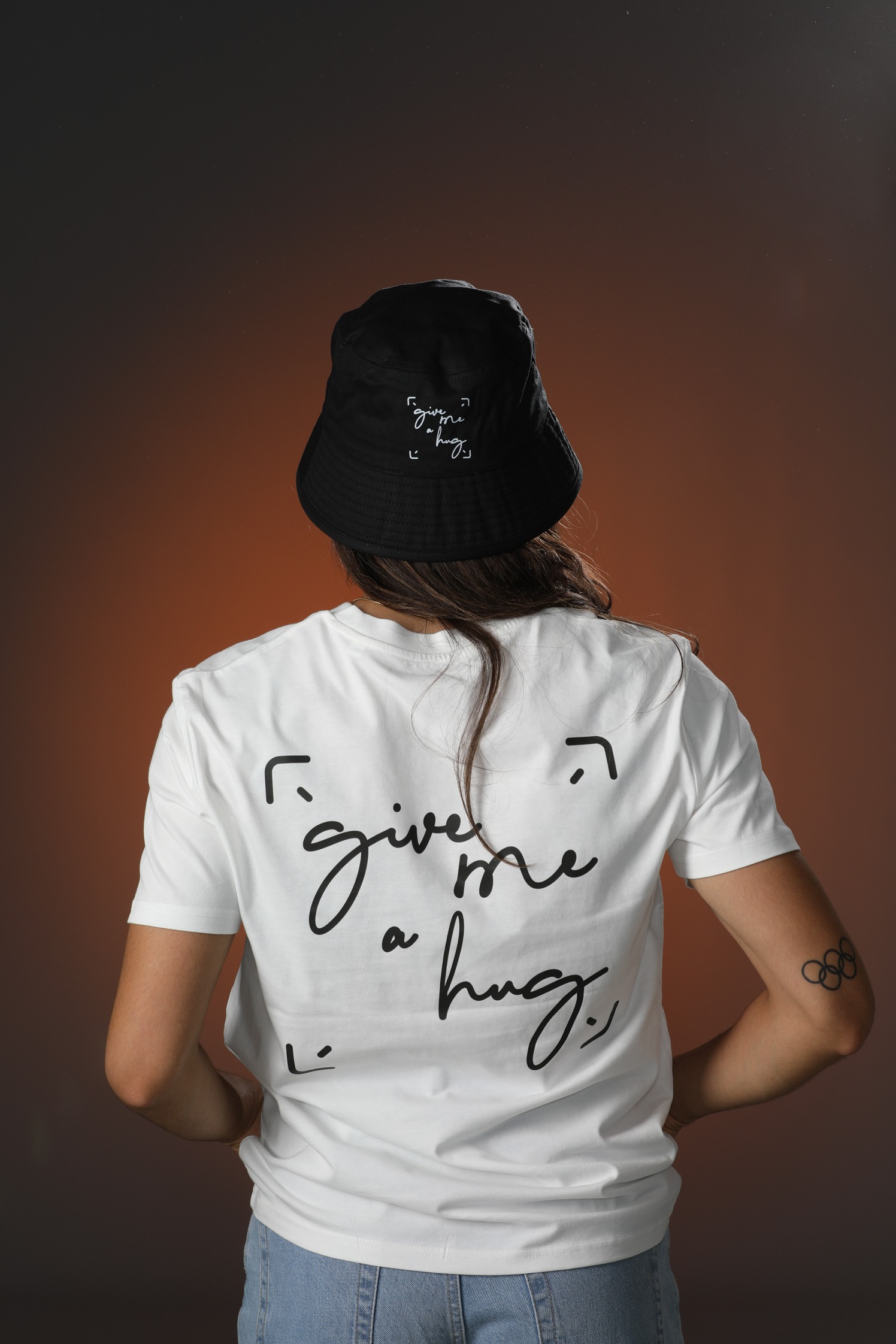 BOB UNISEXE – GIVE ME A HUG (ÉDITION NOIR & LOGO BLANC) – Image 2