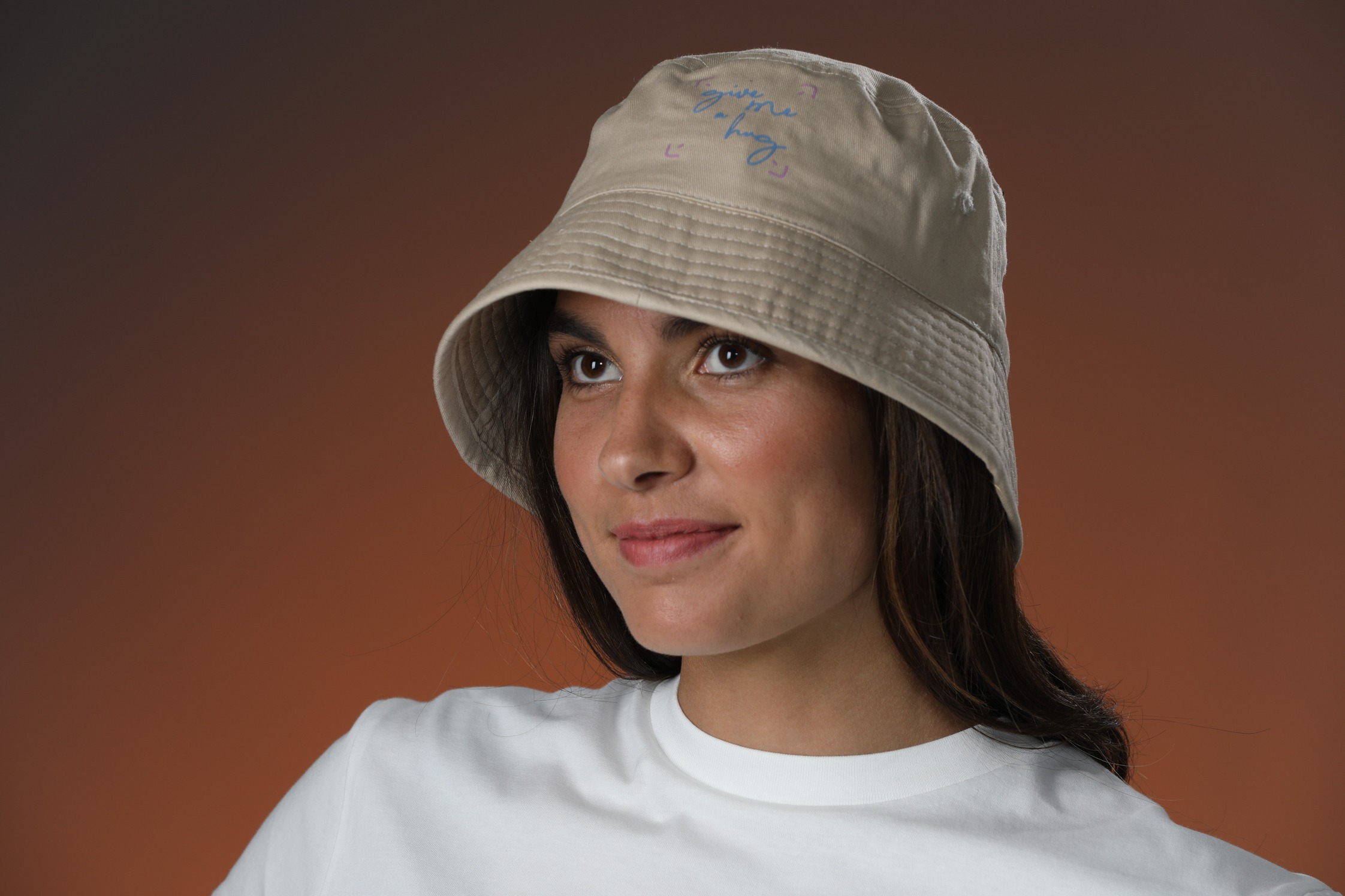 BOB UNISEXE – GIVE ME A HUG (ÉDITION ECRU & LOGO ROSE) – Image 2