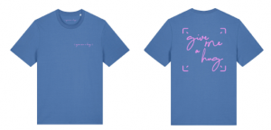 T-SHIRT UNISEXE – GIVE ME A HUG (ÉDITION BLEU & LOGO ROSE)