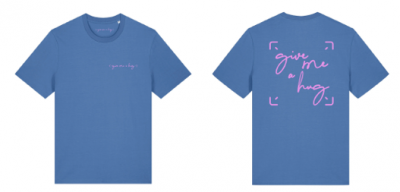 T-SHIRT UNISEXE – GIVE ME A HUG (ÉDITION BLEU & LOGO ROSE)
