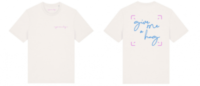 T-SHIRT UNISEXE – GIVE ME A HUG (ÉDITION NATURE & LOGO BLEU & ROSE)