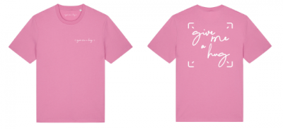T-SHIRT UNISEXE – GIVE ME A HUG (ÉDITION ROSE & LOGO BLANC)