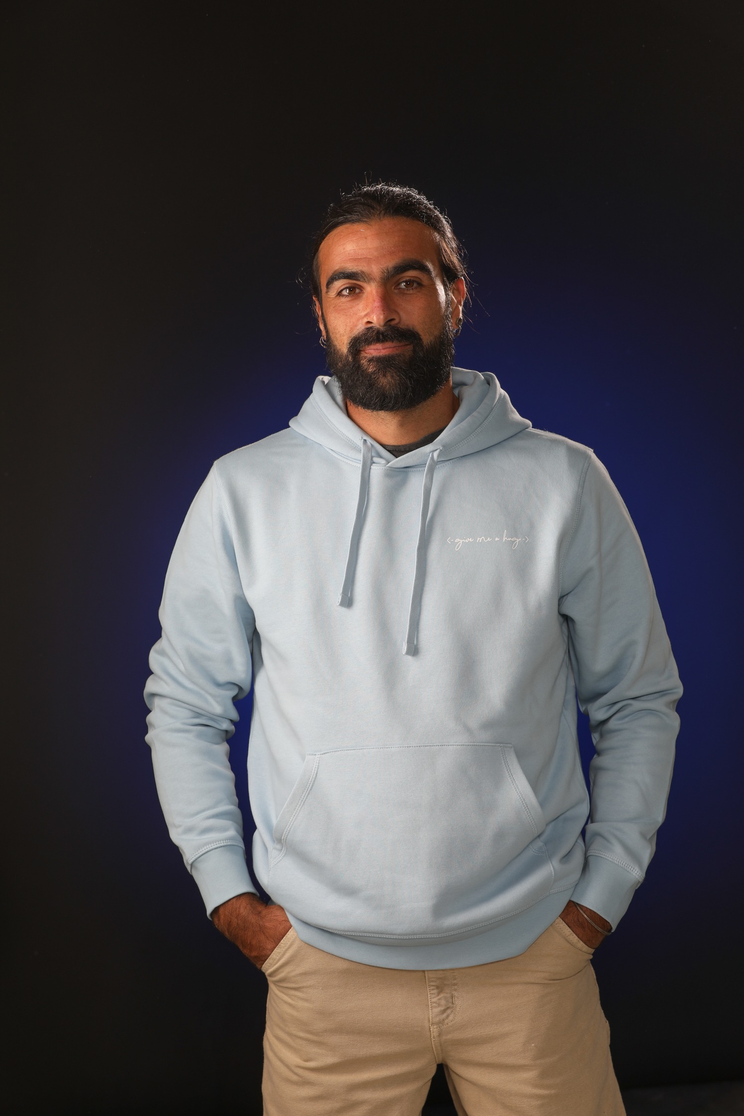 SWEAT A CAPUCHE – GIVE ME A HUG (ÉDITION BLEU & LOGO BLANC) – Image 2