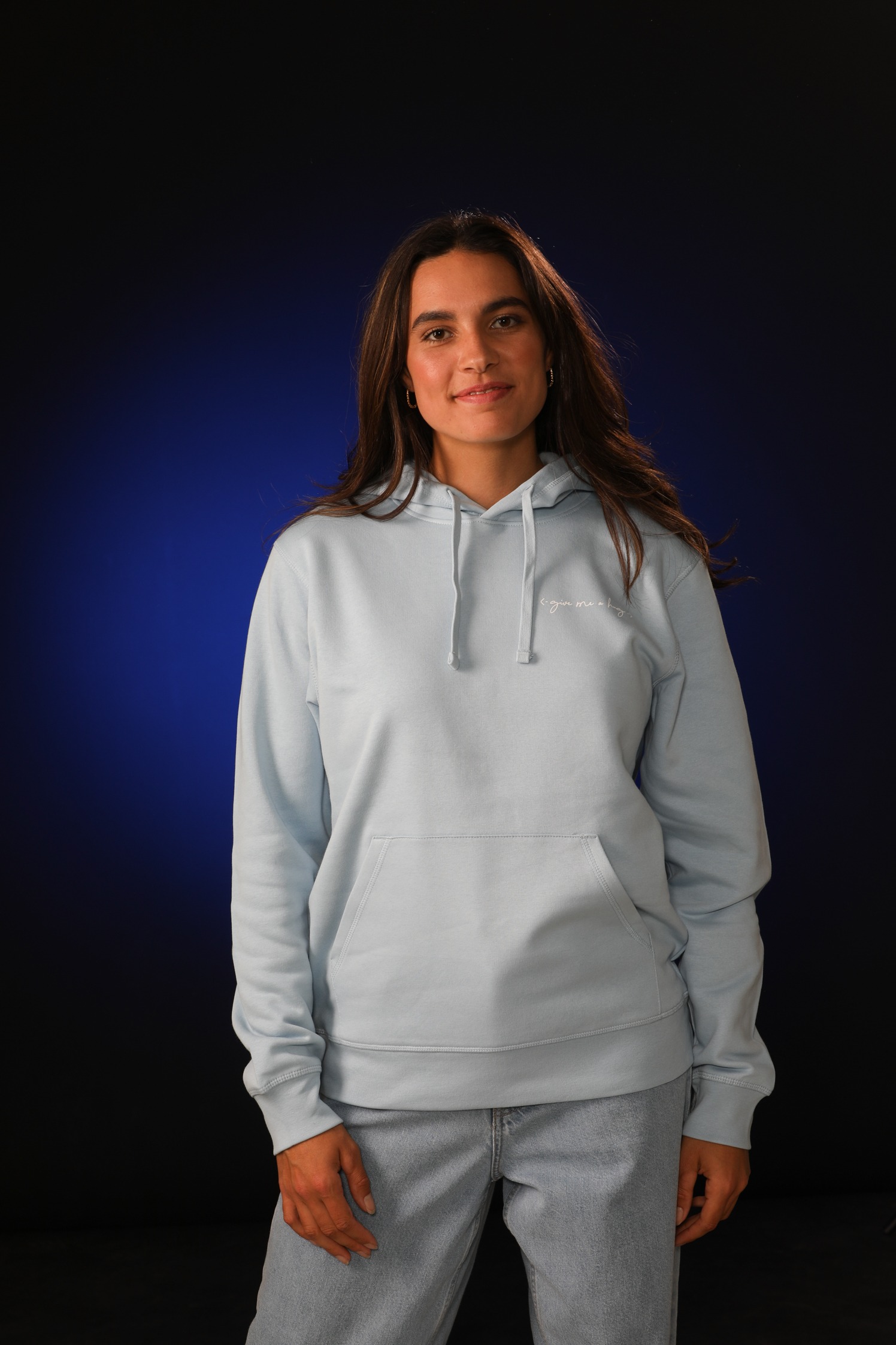 SWEAT A CAPUCHE – GIVE ME A HUG (ÉDITION BLEU & LOGO BLANC) – Image 4