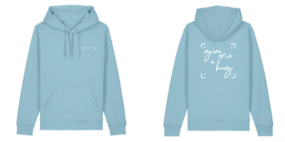 SWEAT A CAPUCHE – GIVE ME A HUG (ÉDITION BLEU & LOGO BLANC)