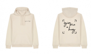 SWEAT A CAPUCHE – GIVE ME A HUG (ÉDITION NATUREL & LOGO NOIR)