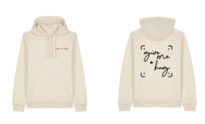 SWEAT A CAPUCHE – GIVE ME A HUG (ÉDITION NATUREL & LOGO NOIR)